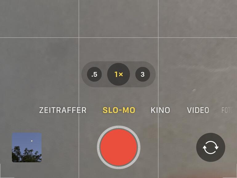 Die Zeitlupe heißt in der Kamera-App „Slo-Mo“ (kurz für das Englische „Slow Motion“)