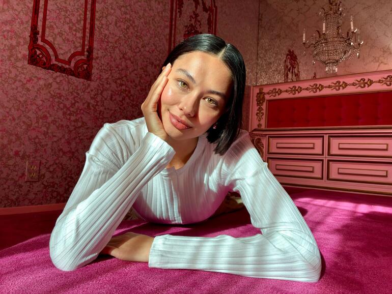 Das Gesicht und der Körper des Hauptmotivs bilden hier ein Dreieck, das sich zudem durch seine Farbigkeit vom Hintergrund abhebt. Tolle Komposition und interessantes Licht machen dieses Porträt zu etwas Besonderem.