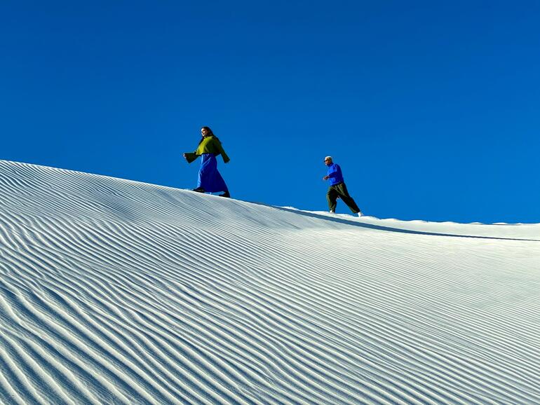 Eine spannende Bildkomposition, die hier ein Gefühl dafür vermittelt, wie klein Menschen im Vergleich zur Landschaft sind. Die wiederum ist nahezu abstrakt.