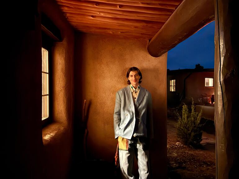 Warmes Licht mit dem Nachtmodus und eine symmetrische Komposition vermitteln Ruhe. Das Hauptmotiv ist durch die Umgebung eingerahmt.