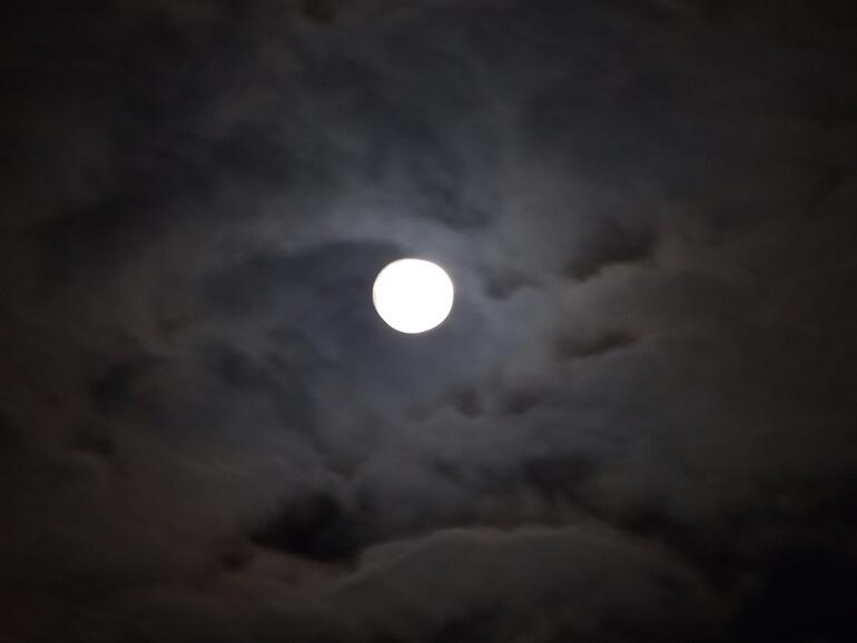 Foto aus derselben Reihe wie das vorherige, aber diesmal sieht man die Wolken, die der Mond anleuchtet. Der Mond selbst aber ist klar überbelichtet. Für meine damalige Kamera war es zu viel, beides gleichzeitig korrekt zu belichten – was aber auch eine große Herausforderung ist.
