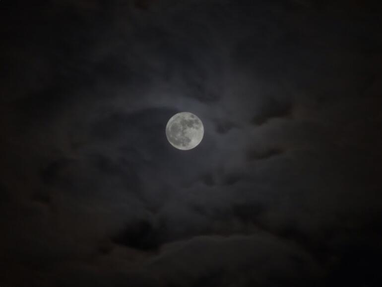 Kombination aus zwei Fotos: einmal der Mond richtig belichtet, einmal die Wolken. Anders gesagt: Ja, manchmal kommt man eben erst im Nachhinein zum gewünschten Ergebnis.