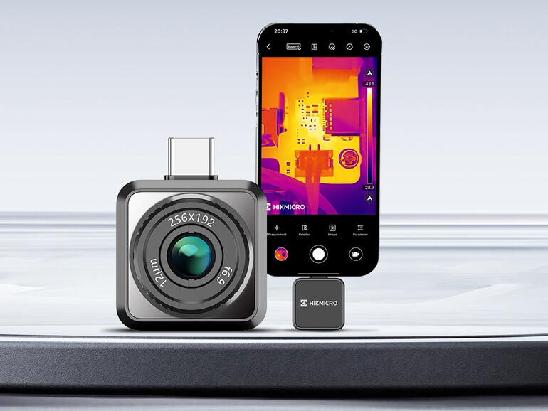 Die Hikmicro Mini2Plus V2 ist das Hosentaschenmodell der Wärmebildkameras für das iPhone. Das Produktfoto ist etwas verwirrend: Rechts siehst du die Kamera an einem iPhone, links ist sie erheblich vergrößert, um ihre Details zu zeigen.