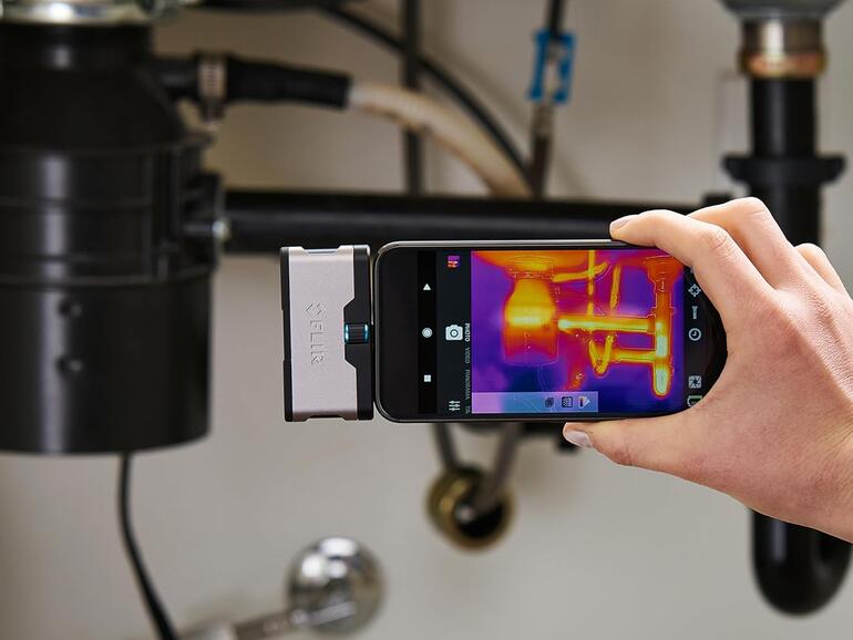 Das Budgetmodell Flir One 3. Gen ist für Heimanwendungen meist ausreichend.