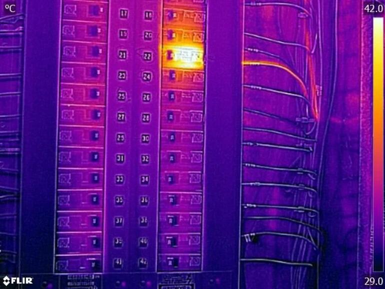 Flir verbindet Wärmebildaufnahme mit herkömmlichen Fotos für Aufnahmen mit besser erkennbaren Details.