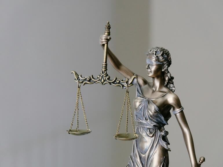 Am Kartellverfahren gegen Apple wird Justitia noch eine Weile abzuwägen habe.