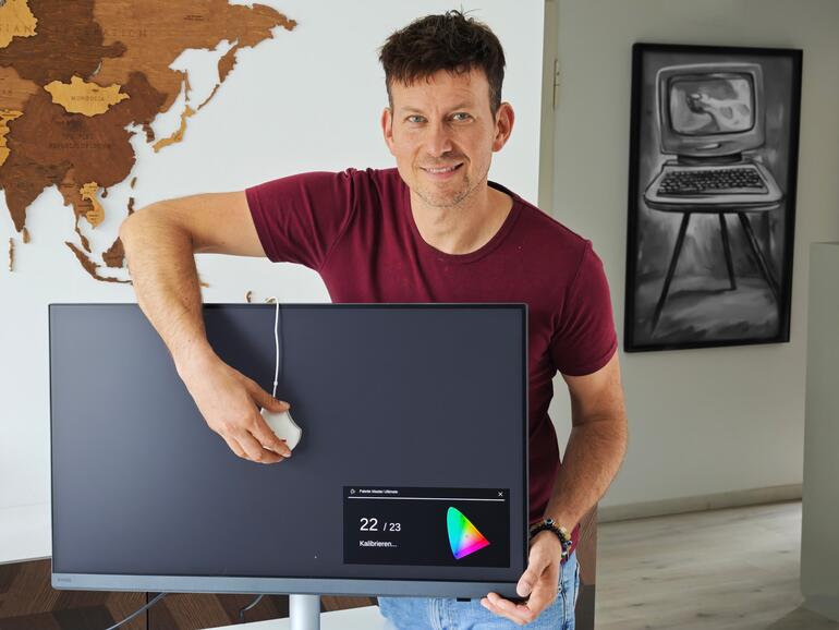 Das High-End-Display PD3226 ist vorkalibriert, du kannst dies aber mit einem externen Messgerät wie hier dem Datacolor SpyderPro nach Wunsch farblich justieren. Unser Redakteur Jörg Rieger Espindola hat dies in der Praxis getestet.