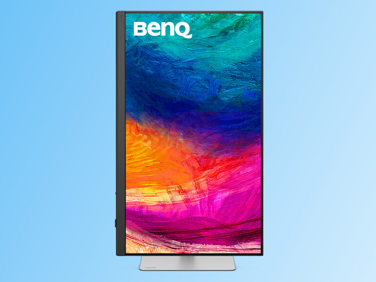 Mit einem Handgriff ist das BenQ-Display PD3226 um 90 Grad gedreht, die Auflösung passt sich am Mac automatisch an.