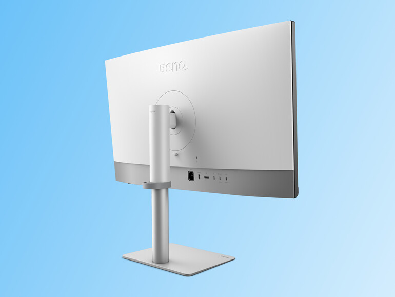 Schöner Rücken ganz in silber-weiß: Der BenQ PD3226 ist ein schickes Designobjekt und passt perfekt ins Apple-Universum.