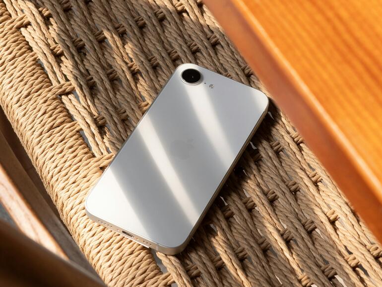 Das iPhone 17e wird wohl das Design des 16e übernehmen. Eventuell spendiert Apple eine bunte Farbe neben Schwarz und Weiß?