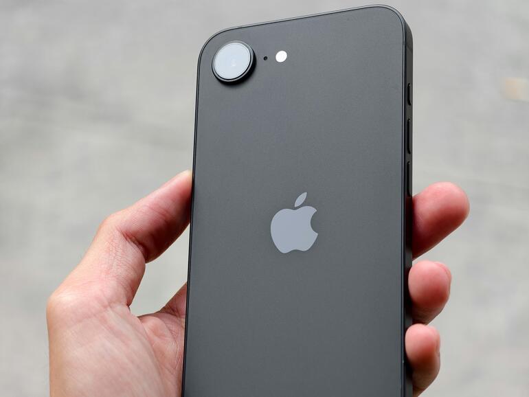 Auch bei der Kamera des iPhone 17e werden keine größeren Änderungen im Vergleich zum Vorgänger erwartet. Das größte Update dürfte der Chip im Innern werden.