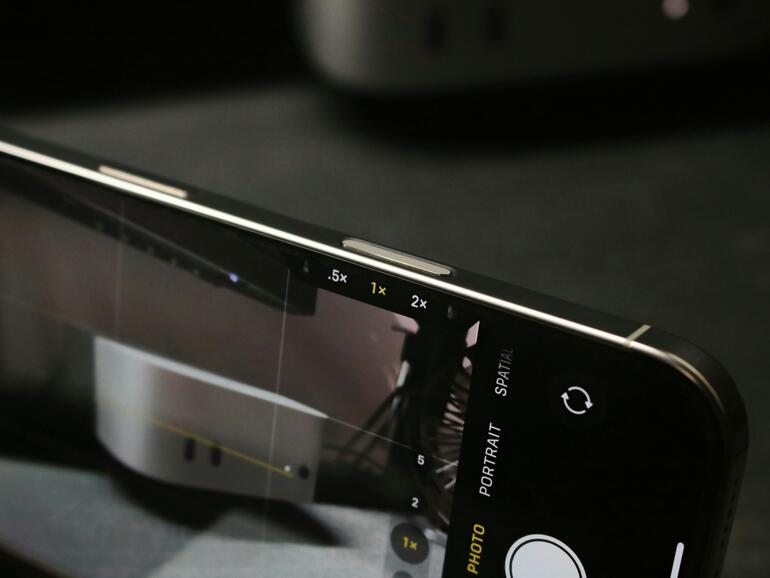 Kurzes Gastspiel? Der „Kamerasteuerung“ soll im iPhone 18 schon nicht mehr enthalten sein.