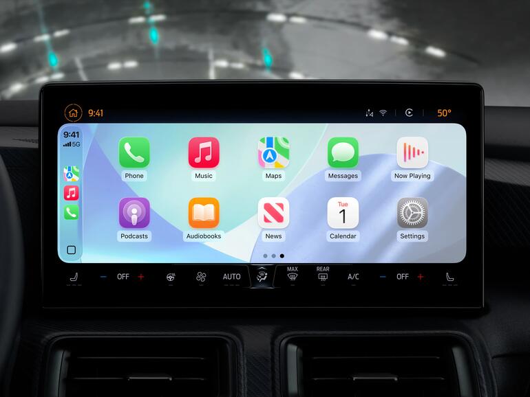 Mit iOS 26 passt Apple auch CarPlay an den neuen Liquid-Glass-Look an.