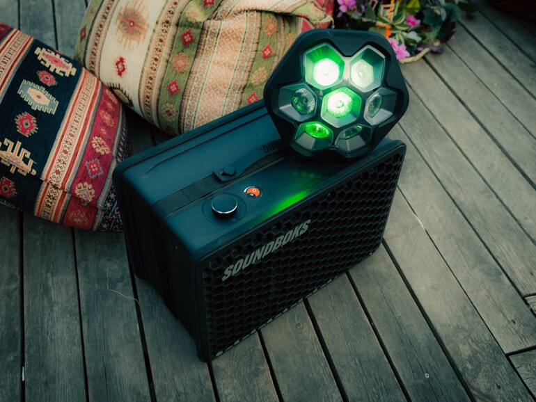 Perfekte Kombination für deine Party: die Soundboks Go und und die neue Lightboks