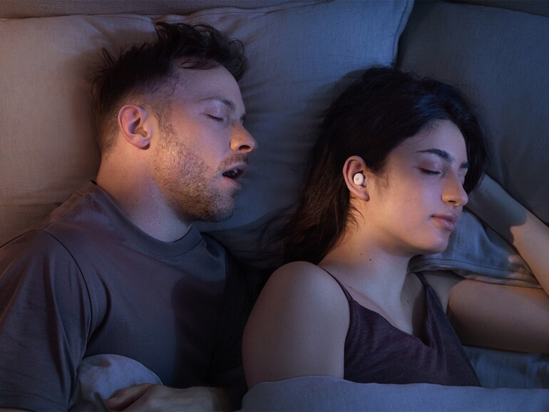 Mit Geräuschunterdrückung und adaptiver Schnarchmaskierung sorgen die Soundcore Sleep A30 für eine ruhige Nacht.
