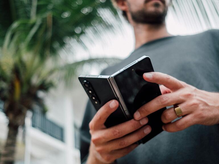 Foldable Smartphone – hier abgebildet ein Modell von Samsung.