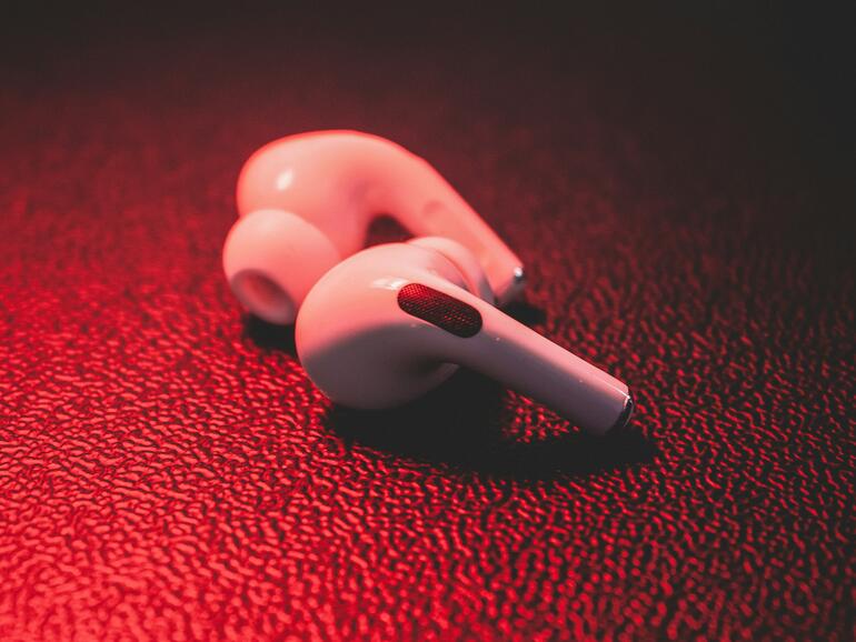 Keine Verbesserungen bei Audio-Qualität und ANC, dafür neue Sensoren und ein neues Design. Das soll uns bei den AirPods Pro 3 erwarten.