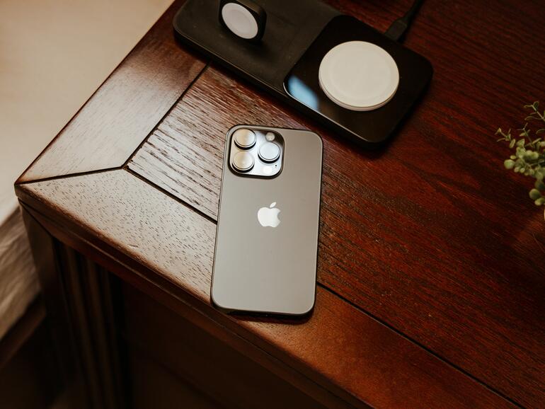 Wird das zu einem selteneren Anblick? Offenbar will Apple an der Akkukapazität schrauben – und gleichzeitig an der Effizienz der Komponenten.