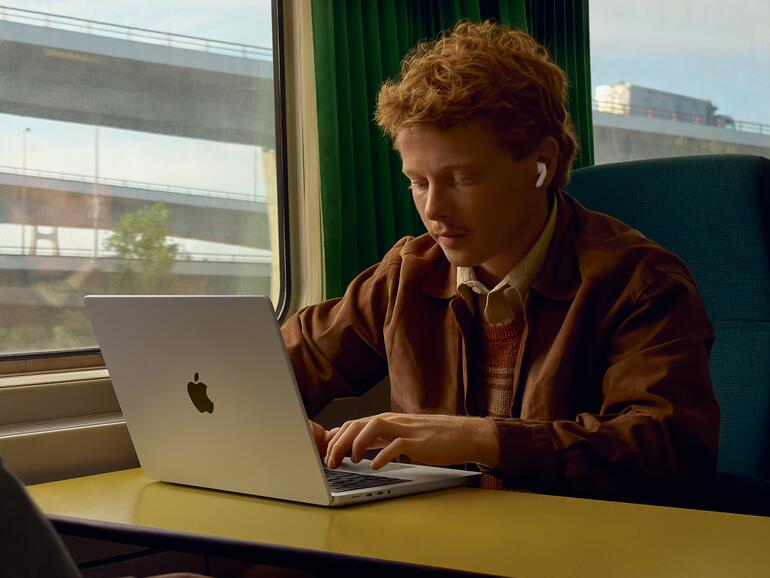 True Wireless: Nicht einmal ein Kabel zum Aufladen ist bei den AirPods Pro 3 dabei – zum Glück taugt jedes USB-C-Kabel dafür.