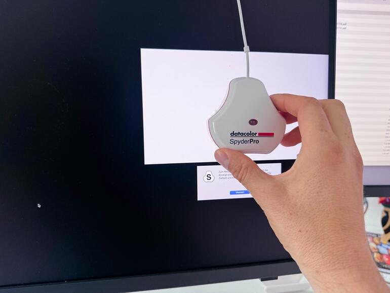 Mit einem Messgerät wie dem Datacolor Spyder wird das Display ganz nach Wunsch hardwarekalibriert. Wir haben zudem nachgemessen und die sehr gute Farbtreue und Farbraumabdeckung bestätigen können.