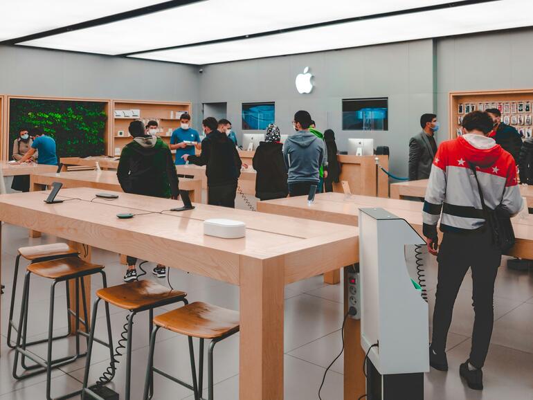 Abgenutzte MagSafe-Ladegeräte sollen schuld an den Kratzern in den Apple Stores sein.