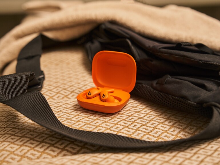 Das kompakte Ladecase der Powerbeats Fit ist 17 Prozent kleiner als das der Beats Fit Pro und sorgt zusammen mit den Ohrhörern für bis zu 30 Stunden Akkulaufzeit.