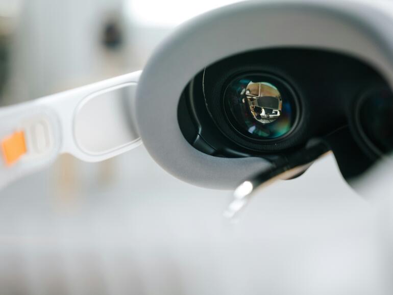 Die Apple Vision Pro bekommt ihr Upgrade, aber eine „Apple Vision Air“ soll zunächst gestrichen sein, laut Bloomberg.