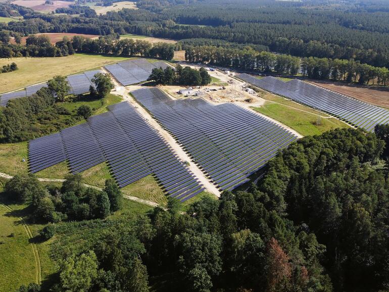 Apple sorgt für grüne Energie, die zum Betreiben der Geräte verwendet wird, etwa in Polen.