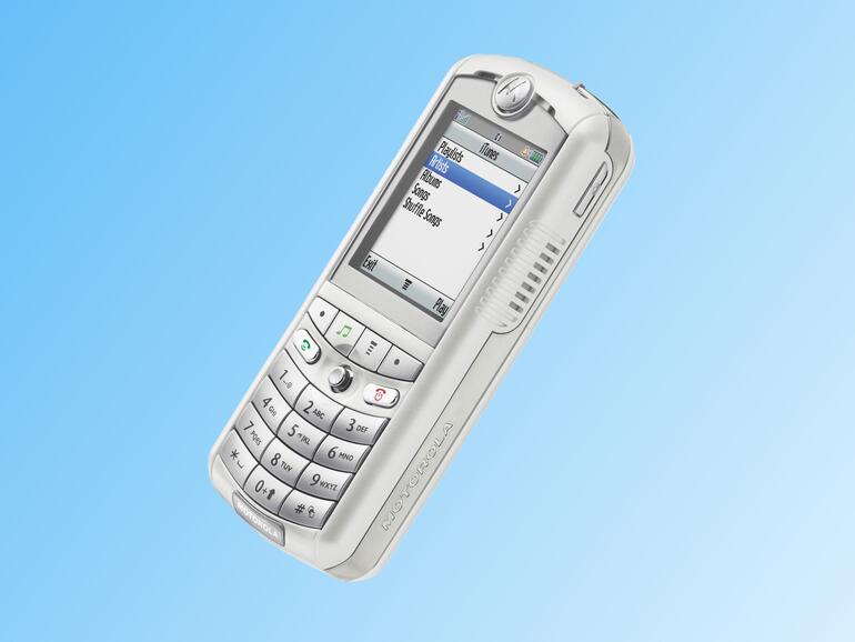 Das „iTunes Phone“ konnte via iTunes bis zu 100 Songs speichern und besaß eine eigene iTunes-Taste.