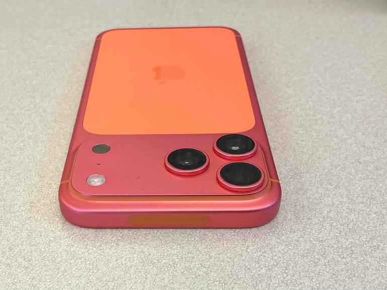 Dieses iPhone 17 Pro Max hat sich angeblich in dieses hübsche Pink verfärbt