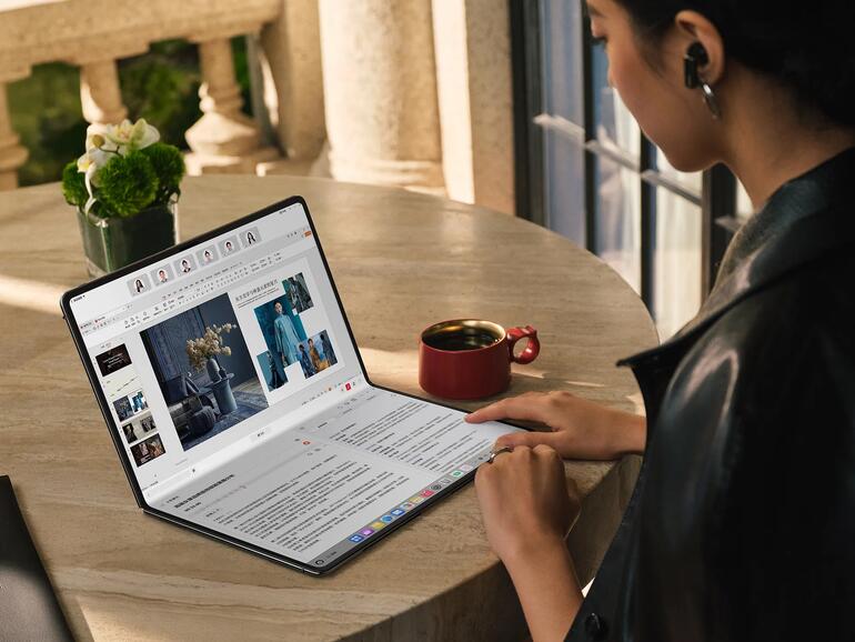 Das hier gezeigte Huawei MateBook Fold kostet knapp 2900 Euro, etwa so viel soll Apple auch für ein iPad Fold verlangen.