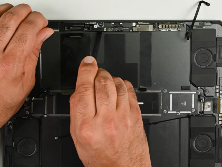 Wer sein iPad von innen sehen möchte, so wie hier, der muss erstmal vorsichtig das Display entfernen.