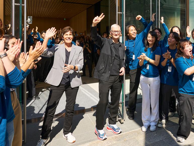 Applaus für CEO Tim Cook bei der Wiedereröffnung eines Apple Stores in Tokyo.
