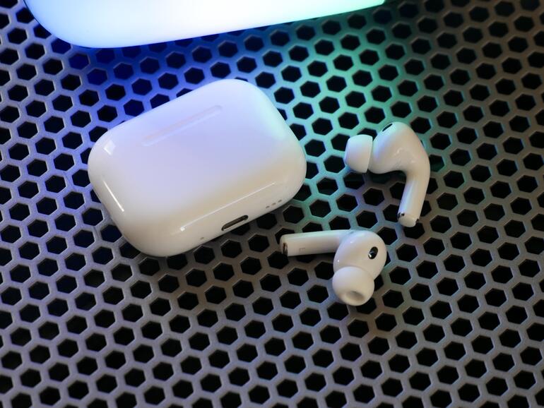 Die AirPods Pro 3 beweisen, dass Ohrhörer nicht nur Musik spielen, sondern Umgebungen gestalten können: absolute Ruhe mit ANC, offene Gespräche im Transparenzmodus und den sanften Mittelweg dank Adaptive Audio.