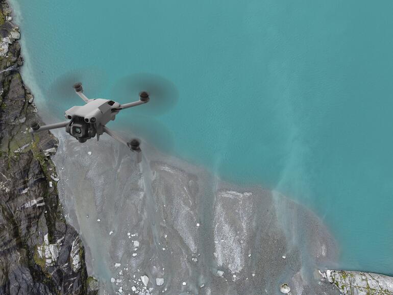 Der weltweit längste Selfiestick: Die DJI Mini 5 Pro kommt mit größerem Sensor, fliegt sicherer, smarter und länger als ihre Vorgängerinnen – hier über einem norwegischen Gletschersee mit nach unten gerichtetem Gimbal.