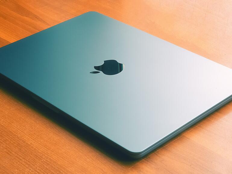 Etwas kleiner als ein MacBook Air und deutlich günstiger: Apple plant ein MacBook mit iPhone-Chip.