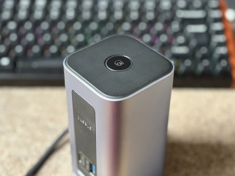 Über den Button auf der Oberseite können angeschlossene Geräte in den Ruhemodus versetzt oder ausgeschaltet werden.