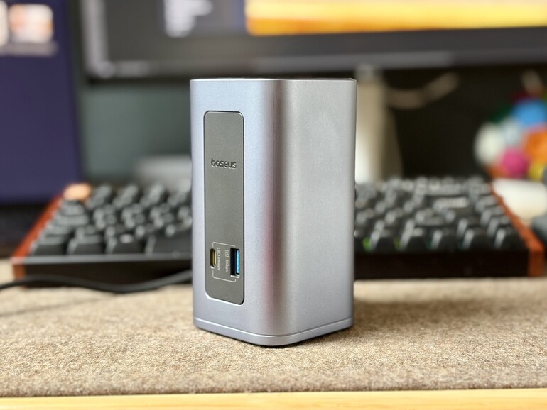 Auf der Vorderseite befinden sich leicht zugänglich ein USB-A- und ein USB-C-Anschluss. Das Windows-Pendant weist hier zusätzlich Kartenleser auf.