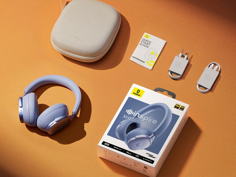 Im Karton enthalten ist neben einem Klinken- und einem USB-C-Ladekabel auch eine Tragetasche für den sicheren Transport.