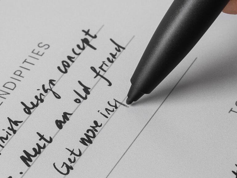 Das Schreibgefühl auf der angerauten Oberfläche ist dem des Apple Pencil auf dem glatten Glas eines iPad überlegen.