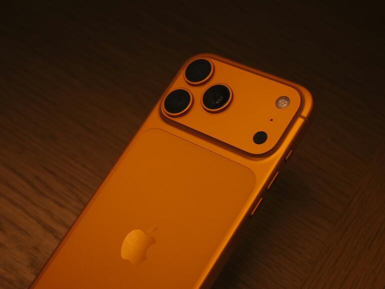 Die Rückseite des iPhone 18 Pro soll wieder weniger „bunt“ werden.