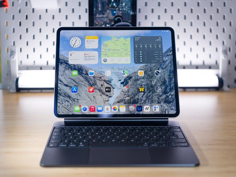 Auf dem Schreibtisch wirkt das iPad Pro M5 mit Magic Keyboard erstaunlich laptopnah – nur leichter, mit Touch, Stift und besseren Lautsprechern.