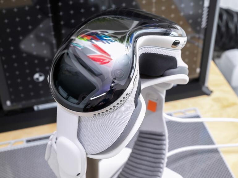 Die Vision Pro ist weiterhin kein Leichtgewicht, jetzt aber bequemer zu tragen.