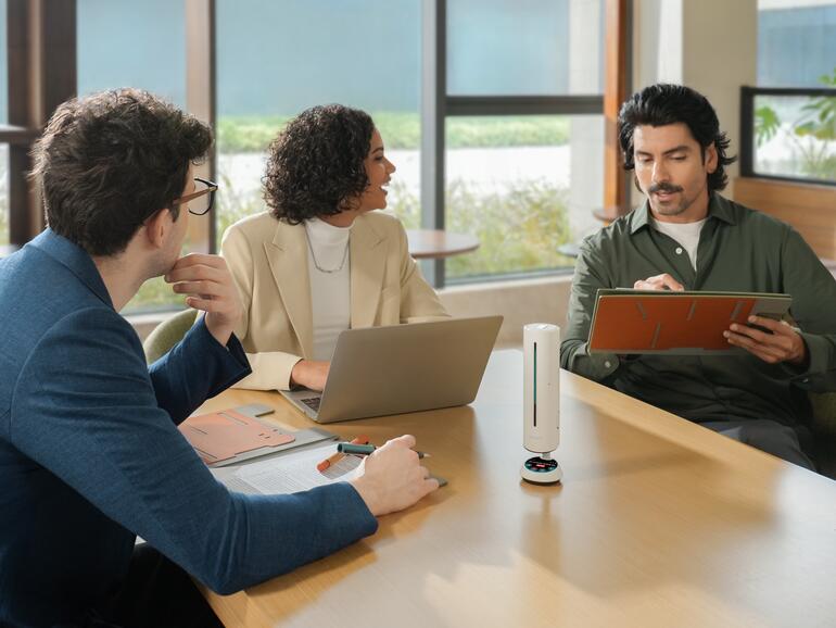 Der runde Touchscreen am Fuß zeigt Uhrzeit, aktiviert die Stummschaltung und erlaubt das Starten einer Aufnahme – selbst aus der zweiten Reihe gut erkennbar.