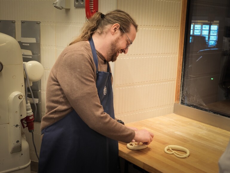 Bereits das Legen einer Brezel ist für Stefan Molz, den Chefredakteur der Mac Life, eine kleine Herausforderung. Noch komplizierter verhält es sich mit Brot, dem Star der Backstuben. Es wird ganz ohne Zusätze gebacken und versteht sich als Ausdruck echten Handwerks. Technik von Apple untersützt die Abläufe an gleich mehreren Stellen.