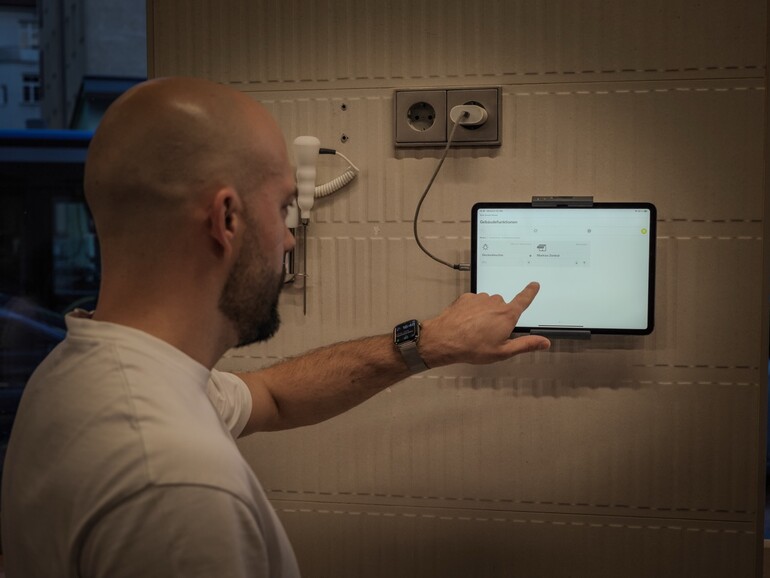 Ein iPad ersetzt viele Schalter, Licht und Markisen etwa werden via App gesteuert – und auch die Zeiterfassung läuft auf dem Apple-Tablet.