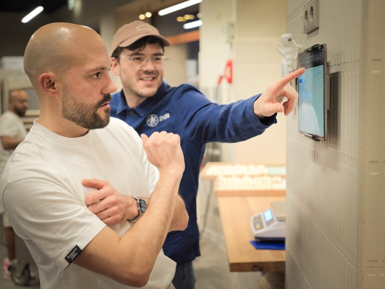 Julius Brantner betreibt in München zwei Bio-Backstuben. Er sitzt in seinem Betrieb auf Hardware von Apple – und hat dafüre gute Gründe.