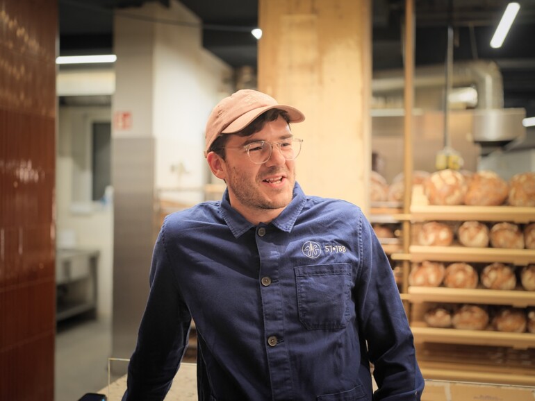 Vinzenz, Informatiker und Julius Bruder, setzt dessen Ideen in die Praxis um.