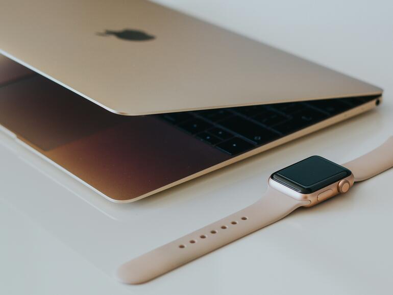 Apple testete das MacBook mit iPhone-Chip mit einem relativ alten Vertreter – auf den Markt kommen soll es mit einer aktuelleren Iteration.