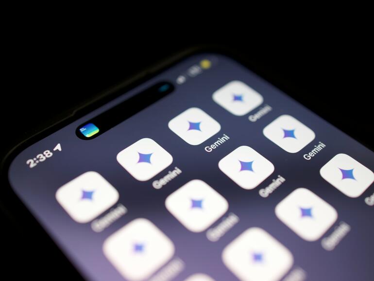 Gemini überall: Neben Android wird auch Siri die KI von Google als Backend verwenden.